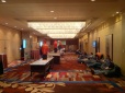 C'est le dernier jour, des participants fatigués attendent le début de leur session dans les couloirs de l'hôtel Hilton.
